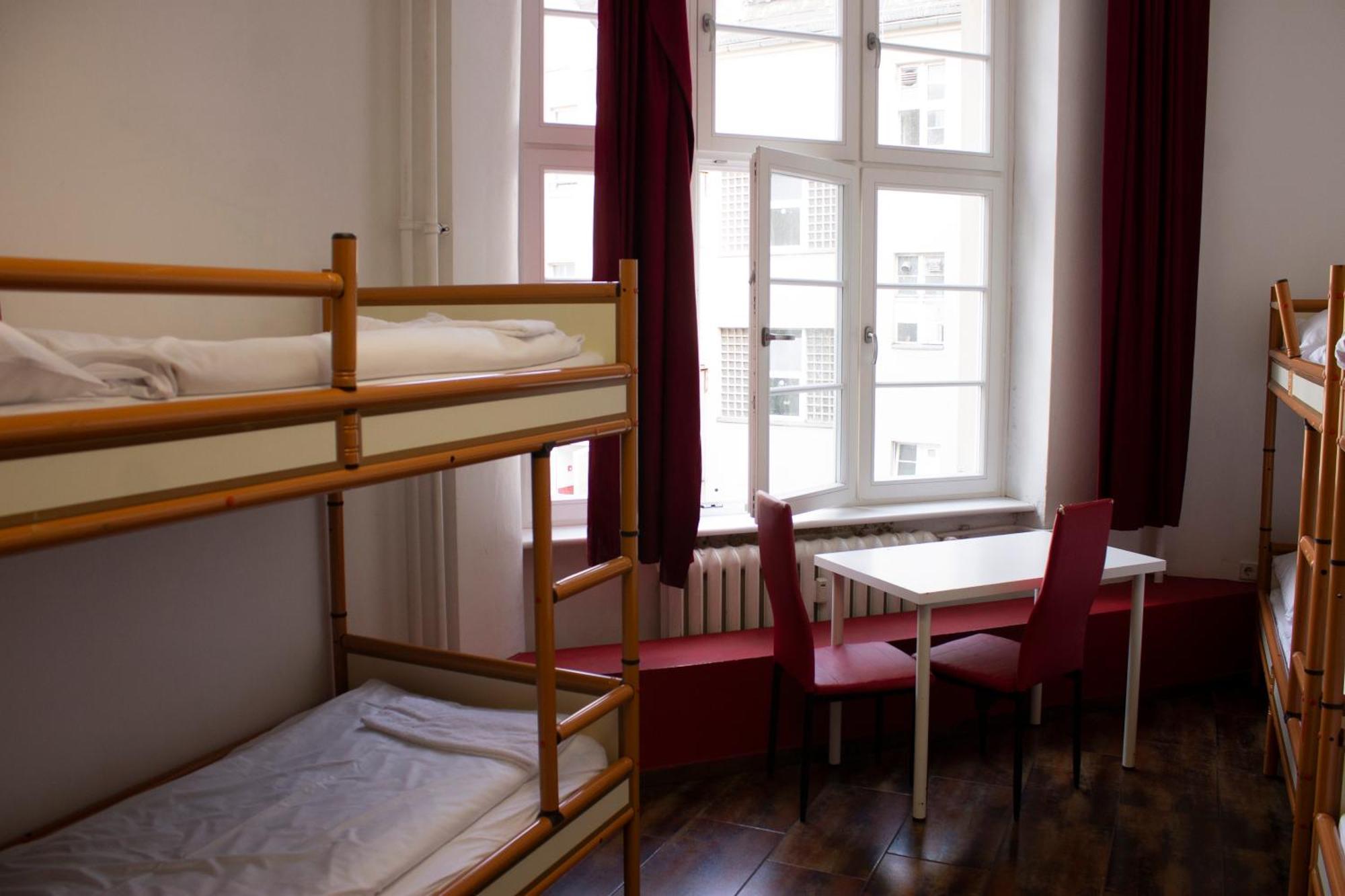 Eenpersoonsbed in een Gemengde Slaapzaal (8 Volwassenen)